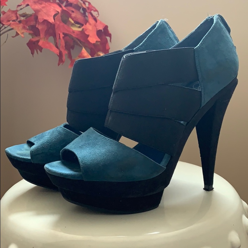 Jessica Simpson navy and black suite heel
